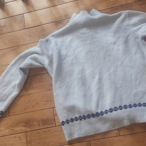 Beautiful sweater - Picture 4 of 5